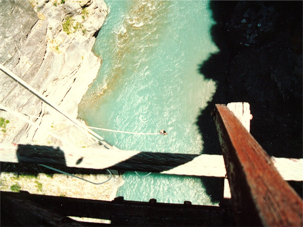 nz kawarau river b jump 02.jpg